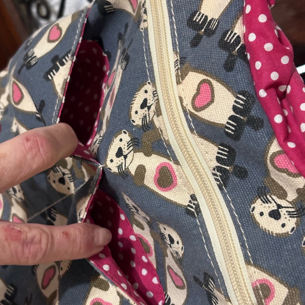 Bungalow 360 🦦 Otter Print Shoulder Bag in Blue and Pink - Picture 6 of 9